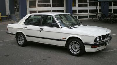 Автостекла BMW 5 E28 c установкой в Москве